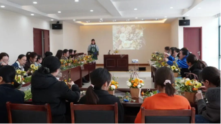 <a href=http://m.trip-tour.cn target=_blank class=infotextkey><a href=http://m.trip-tour.cn target=_blank class=infotextkey>雙良</a>環(huán)境</a>開展“三八女神節(jié)” DIY插花活動(dòng)